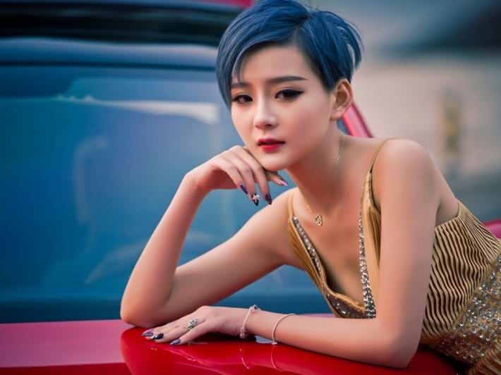大众红色跑车短发美女桌面壁纸