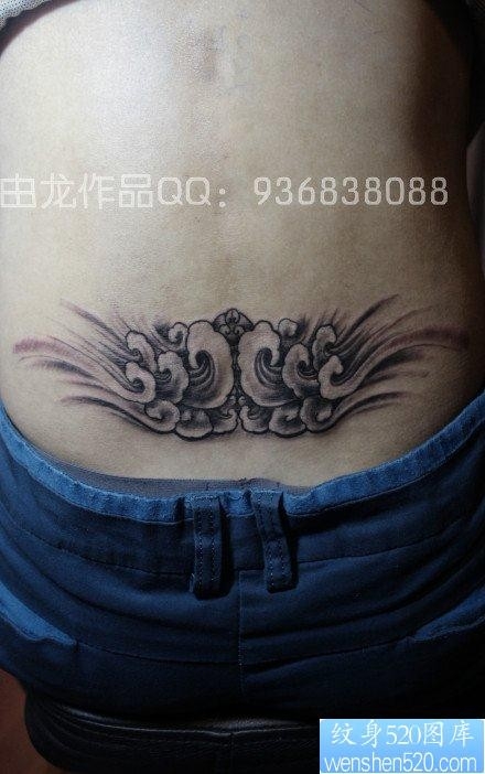 女人腰部潮流经典的云纹身图片