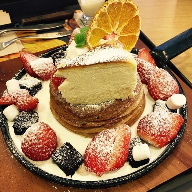草莓甜甜圈甜点