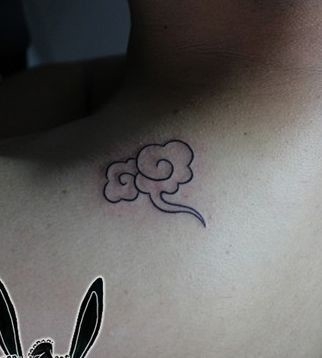 肩背一幅浮云纹身图片