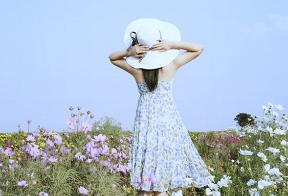 唯美意境女生戴草帽花海壁纸图片