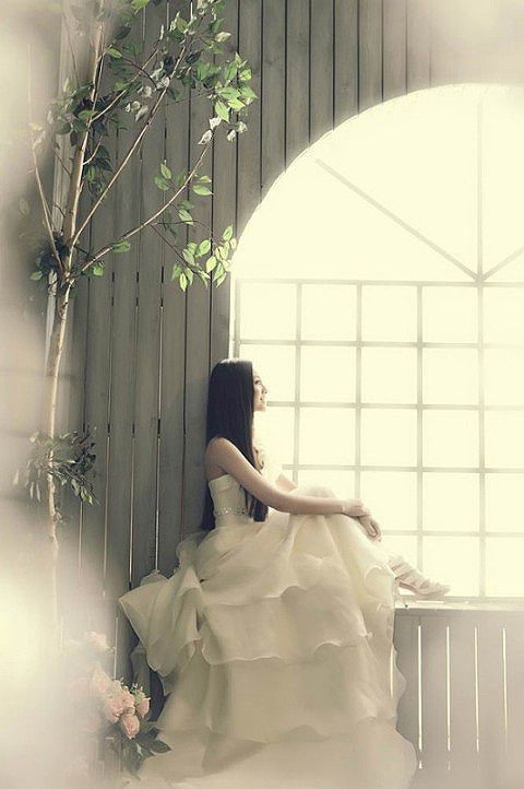 只见婚纱不见他。
