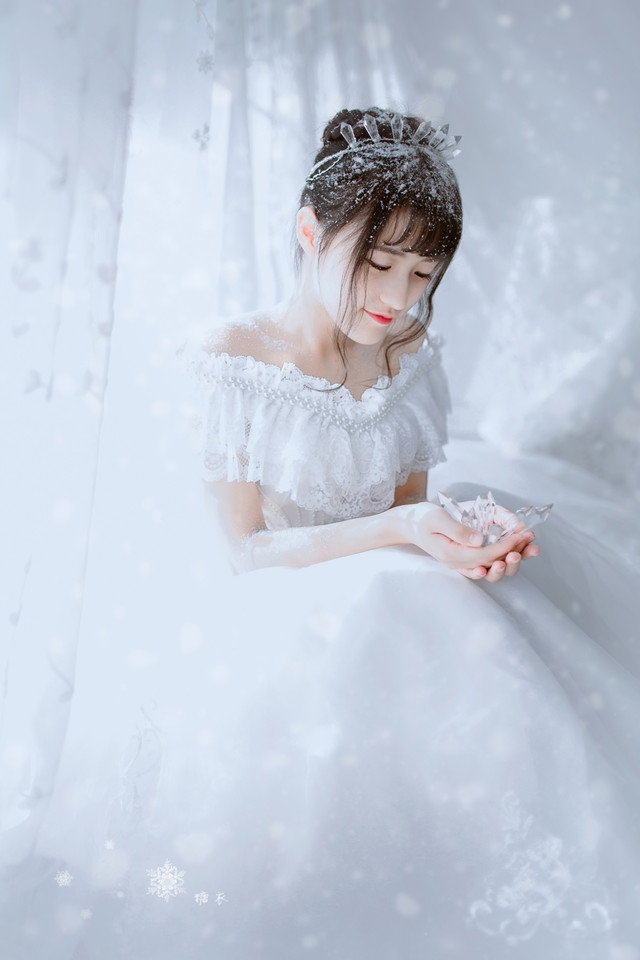 长街吻过千堆雪 你却未看我一眼