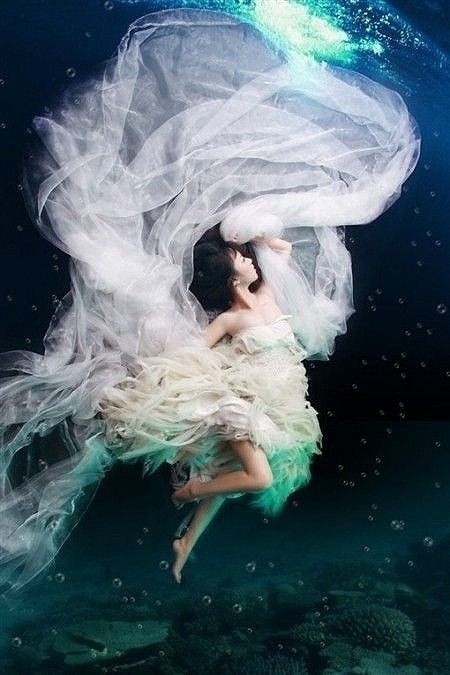 唯美浪漫的女生海底写真照