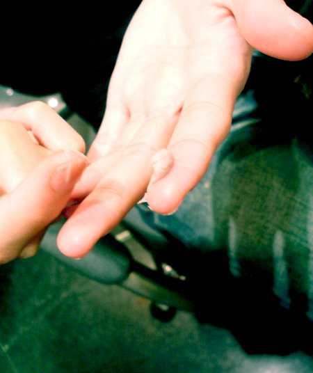 怎么用发蜡抓头发步骤图解 长发帅哥手把手教哦