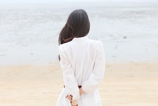 关于一组在海边的小清新女生图片