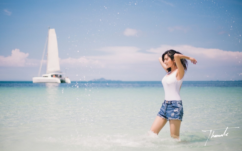 娇俏可人的小美女清新写真桌面壁纸下载