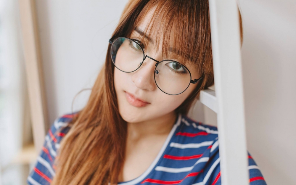 娇俏可人的小美女清新写真桌面壁纸下载