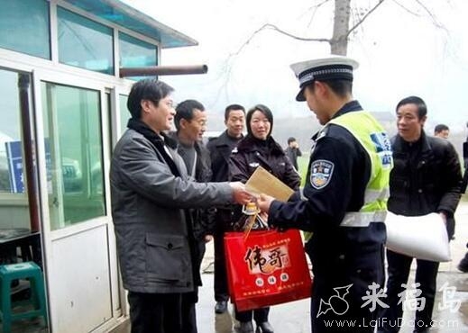 慰问交警送伟哥？