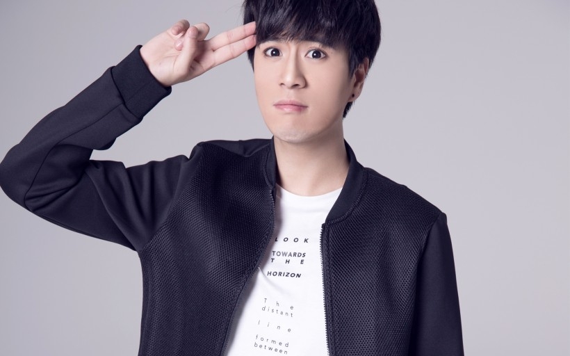 帅哥明星尼利特龙桌面壁纸