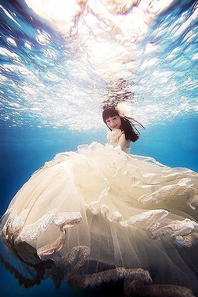 唯美浪漫的女生海底写真照