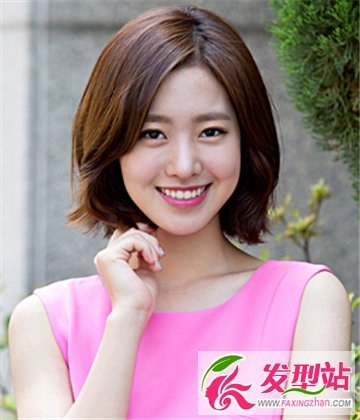 夏季女生偏分短发发型 妩媚动人的女生短发