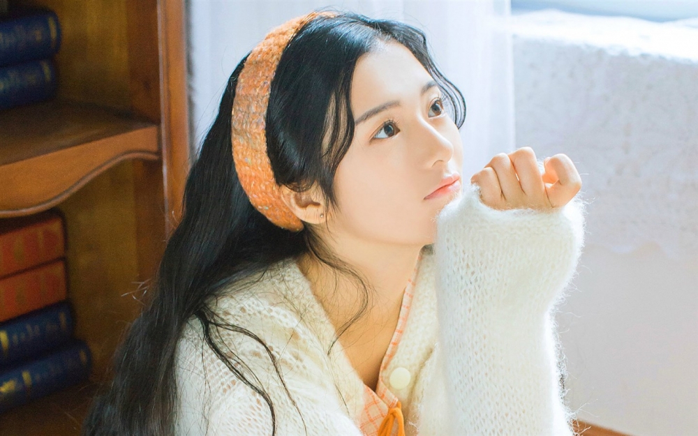 长发美女文艺写真高清壁纸
