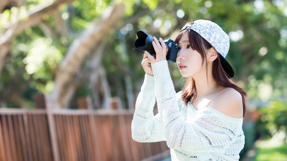 可爱青春美少女室外清爽写真桌面壁纸