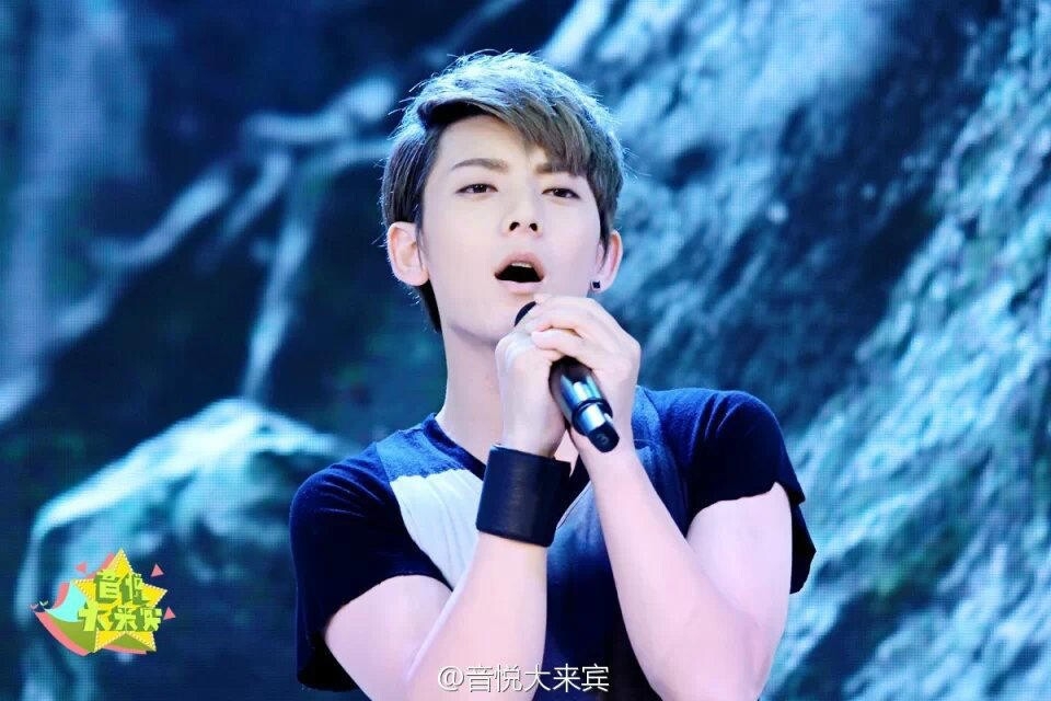 人气小生陈翔帅气壁纸图片