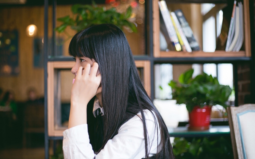 长发美女咖啡馆文艺写真电脑桌面壁纸