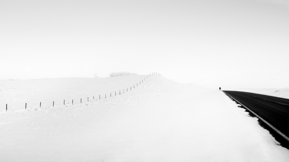 苍茫大雪与柏油马路美景电脑壁纸