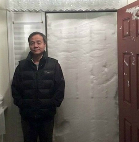 俄罗斯的张先生问他手下的员工为什么两天没来上班，他的员工发来