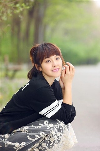 清纯美女张佳宁清新花丛写真手机壁纸