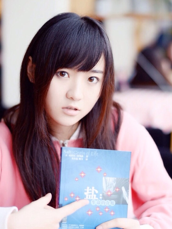 粉红系的莫寒唯美写真 婀娜多姿