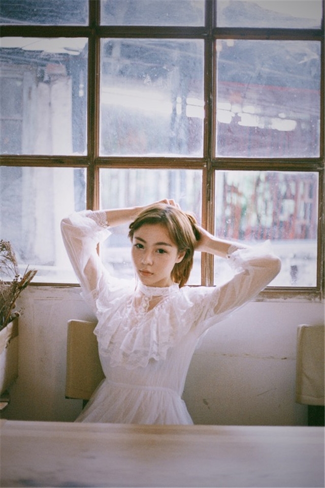 长发文艺美女手机桌面壁纸下载