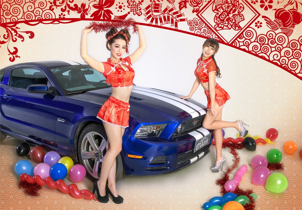 美女姐妹花嫩模福特野马GT迎春桌面壁纸