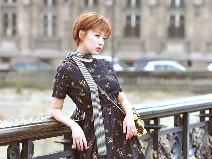 短发美女阙清子时尚街拍高清电脑壁纸