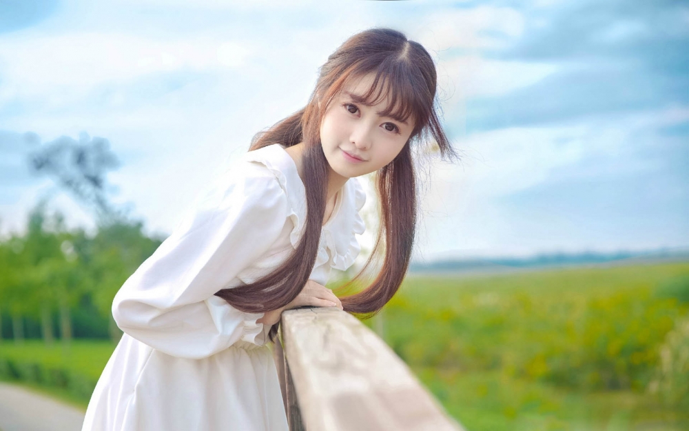 软妹子户外甜美写真