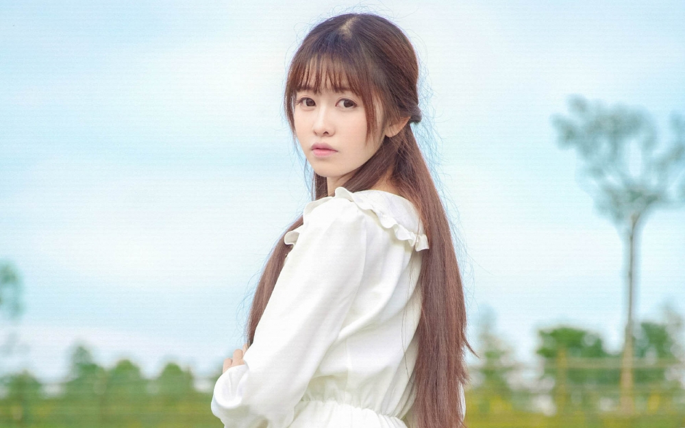 软妹子户外甜美写真