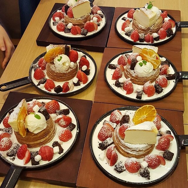 草莓甜甜圈甜点
