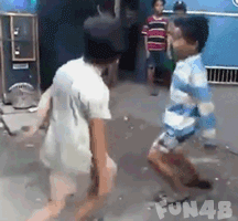两个小孩尬舞