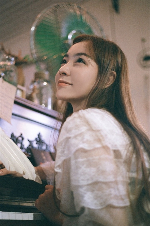 长发文艺美女手机桌面壁纸下载