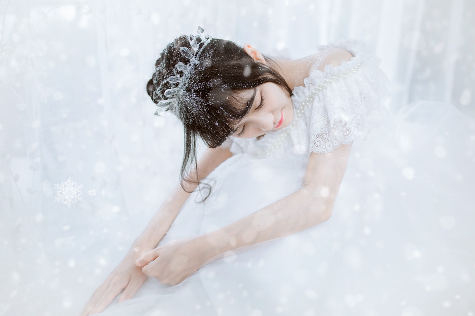 长街吻过千堆雪 你却未看我一眼