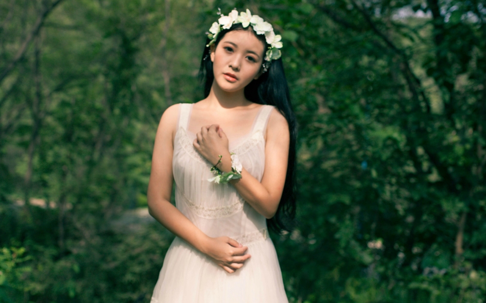 清纯美女森林摄影养眼清新写真桌面高清壁纸