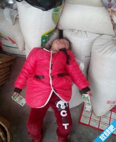 这小妹妹睡着了还紧紧抓着钱不放！