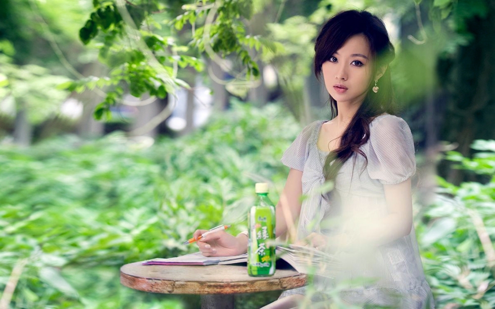 阳光青春活力美女壁纸