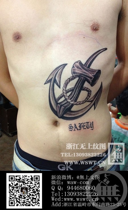 男人腹部船锚纹身