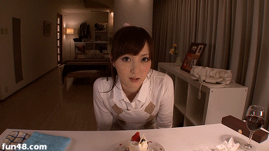 妹子钻到桌子下面爬过来