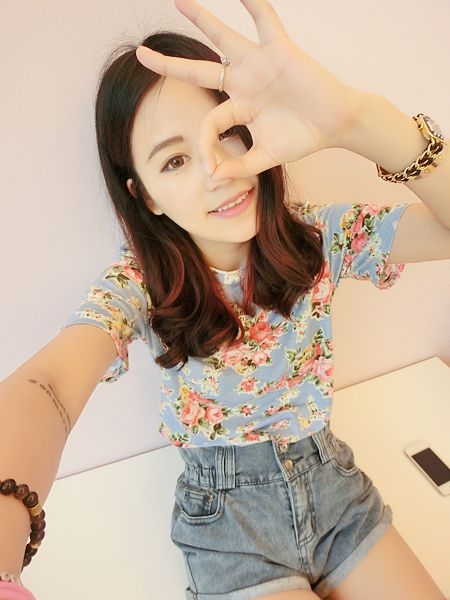 身穿碎花上衣的女生唯美真人写真图片