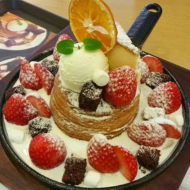 草莓甜甜圈甜点