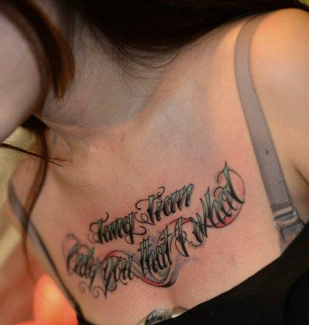 女生前胸精致的奇卡诺花体字母纹身图案