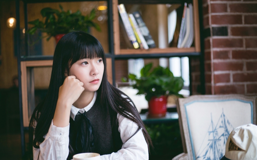 长发美女咖啡馆文艺写真电脑桌面壁纸