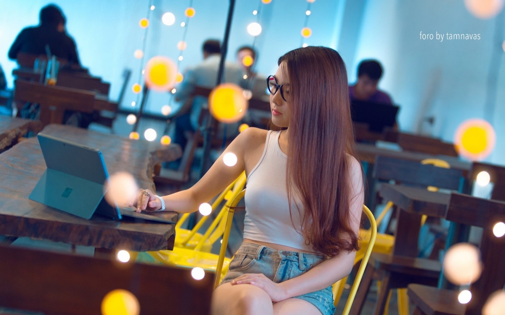 长发美女热裤酥胸性感写真桌面壁纸