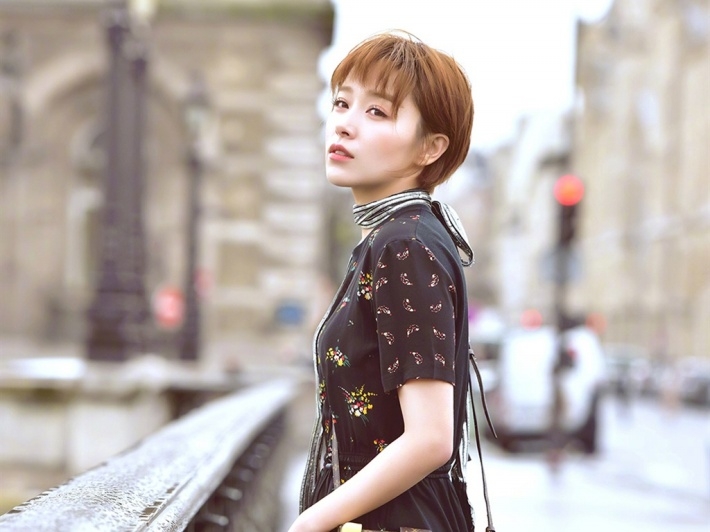短发美女阙清子时尚街拍高清电脑壁纸