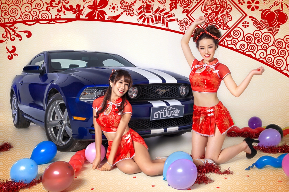 美女姐妹花嫩模福特野马GT迎春桌面壁纸