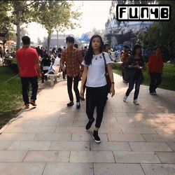 男人抱住女的腿： 别走，我答应你