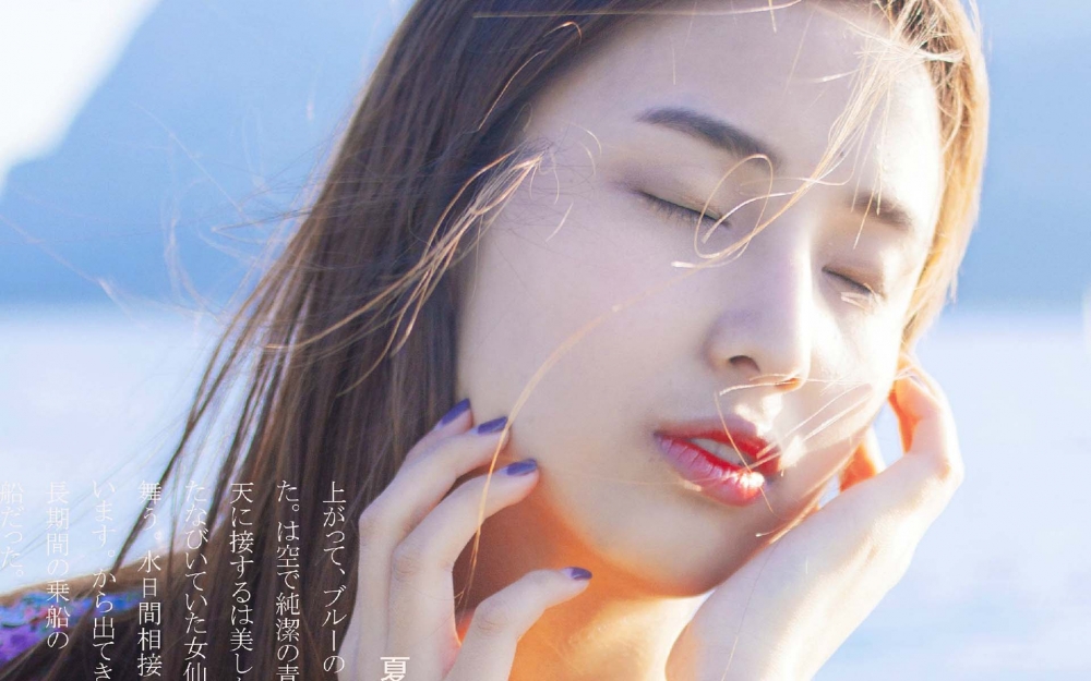 文艺碎花裙美女海边写真