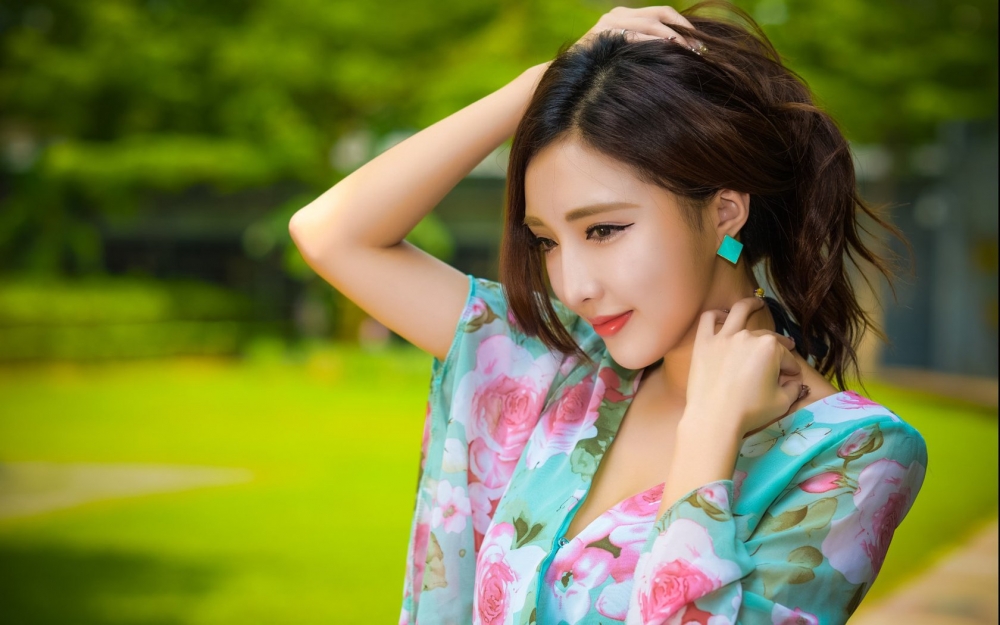 美女模特性感酥胸高清桌面壁纸