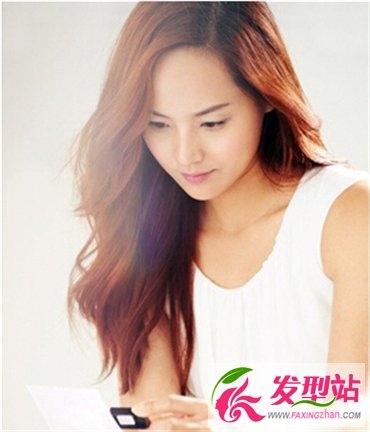 女生韩式偏分长发发型 搭肩卷发发型展轻熟女气质