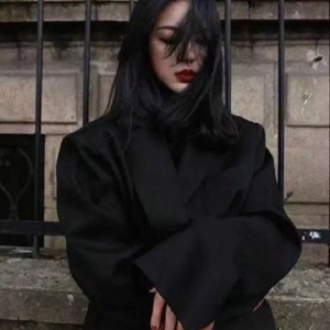 后来她一个人哭了好久 个性小女生微信头像
